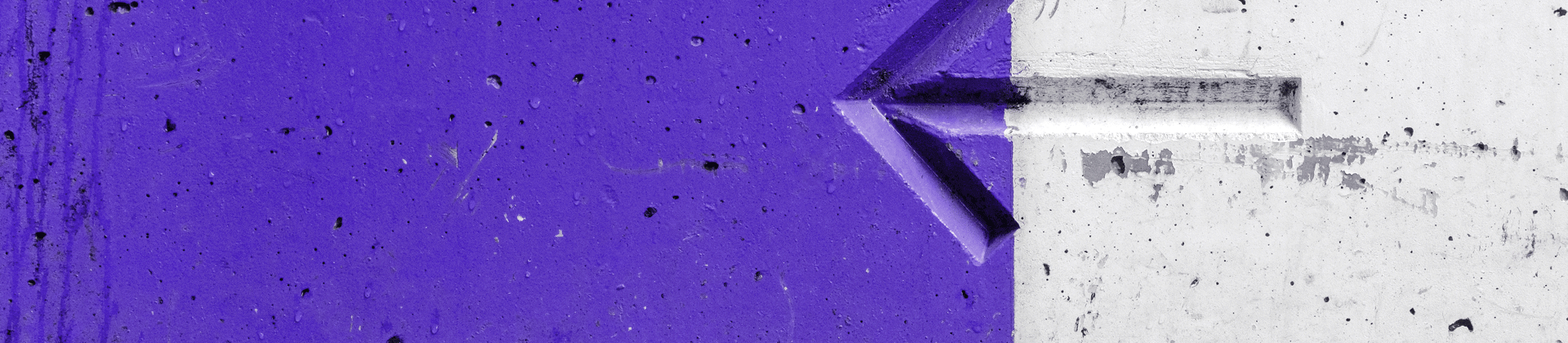 Pfeil nach links zeigend auf zweifarbigem Hintergrund in violett und weiß