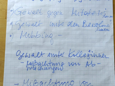 Sichtbarmachen: Ein Flipchart aus dem Workshop mit Ellen Romberg-Hoffmann/Titel: Welche Gefährdungssituatonen sehen Sie für junge pflegebedürftige Menschen? Stichworte sind Missachtung von Abmachungen und Intimität