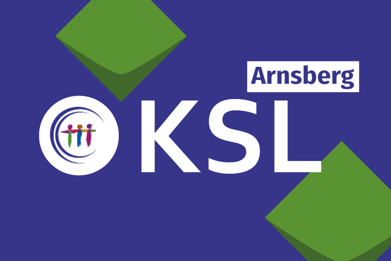 Die Abkürzung KSL und der Zusatz Arnsberg vor grünen Kacheln des KSL Arnsberg